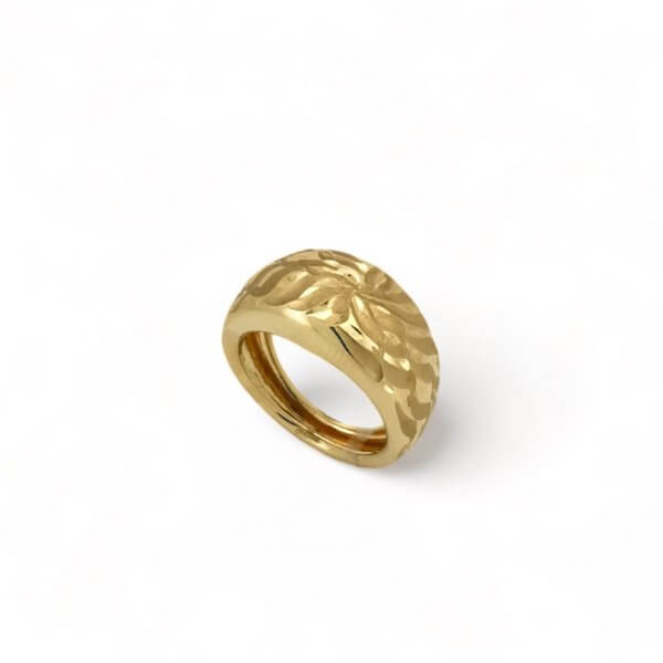 Prsteň zo žltého zlata s tepaným vzorom.